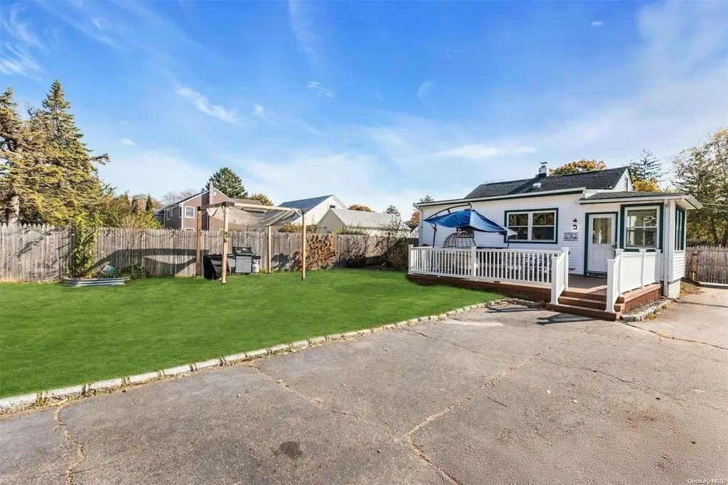 933 Maple Street Bohemia NY 11716