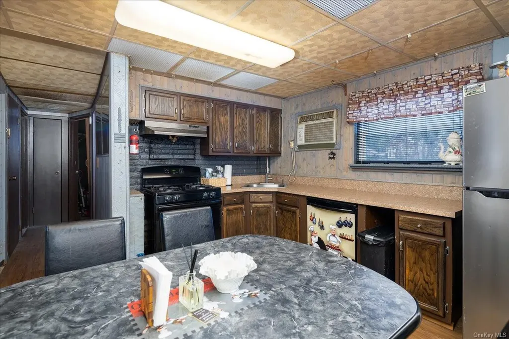 280 Neptune Avenue West Babylon NY 11704