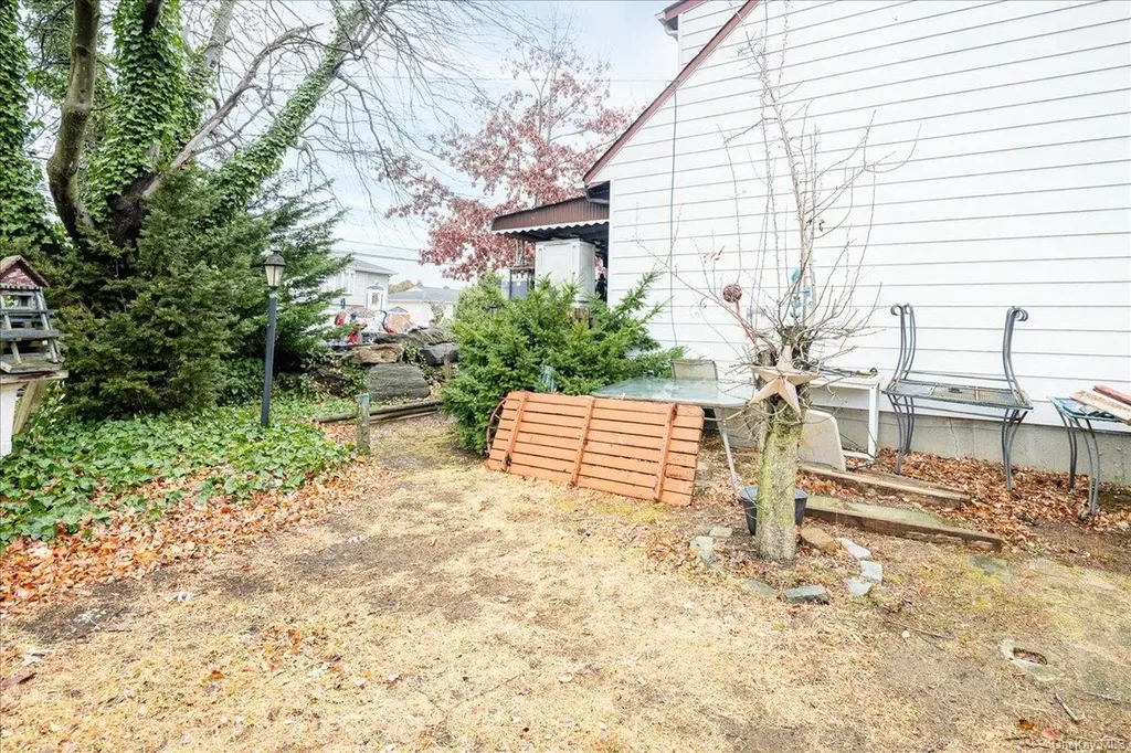 280 Neptune Avenue West Babylon NY 11704