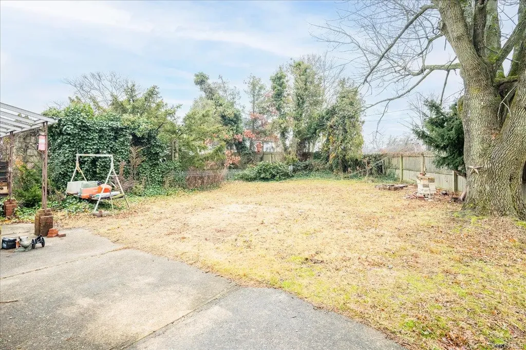 280 Neptune Avenue West Babylon NY 11704