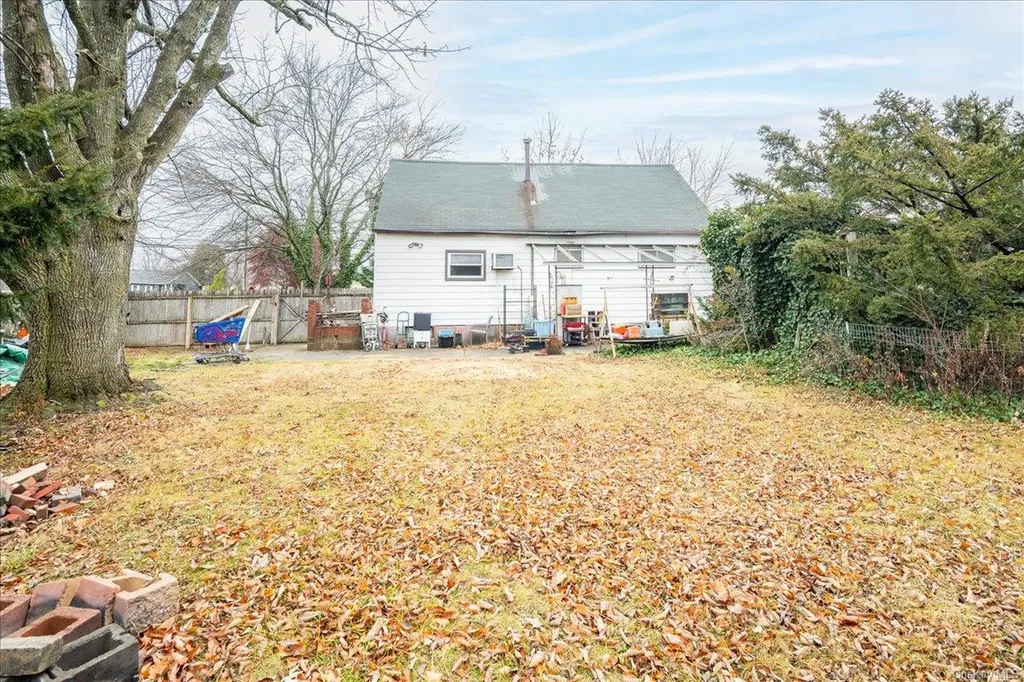 280 Neptune Avenue West Babylon NY 11704