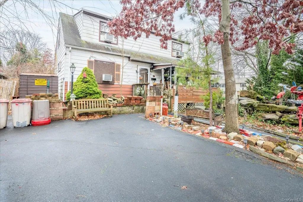 280 Neptune Avenue West Babylon NY 11704