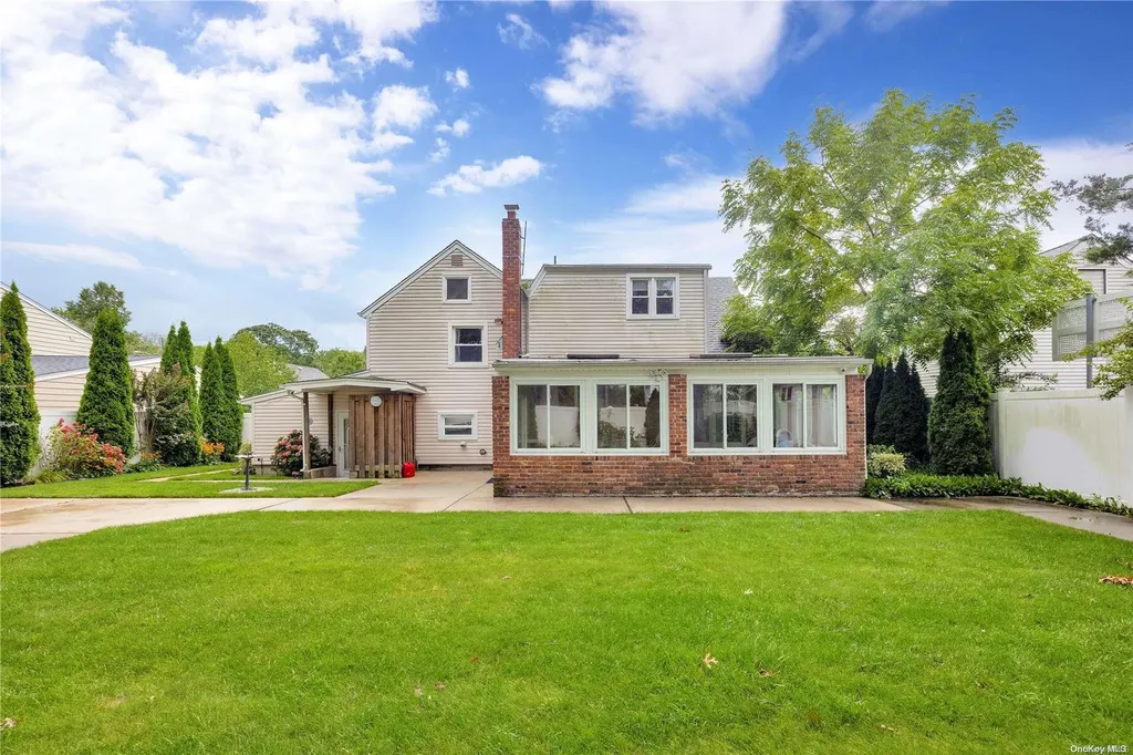 189 Siegel Boulevard Babylon NY 11702