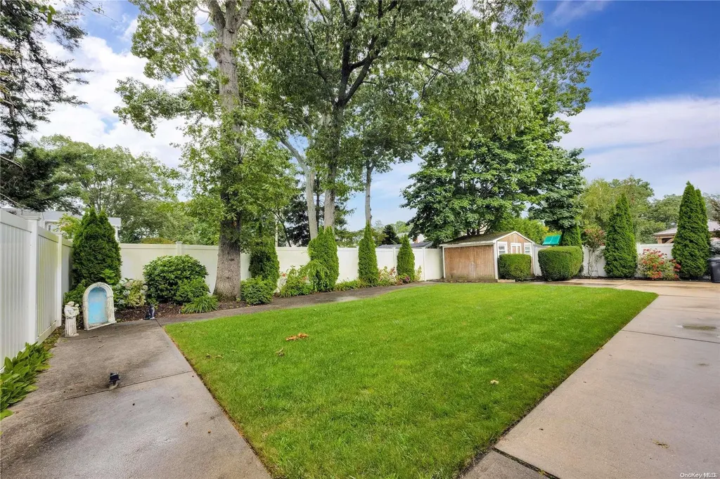 189 Siegel Boulevard Babylon NY 11702