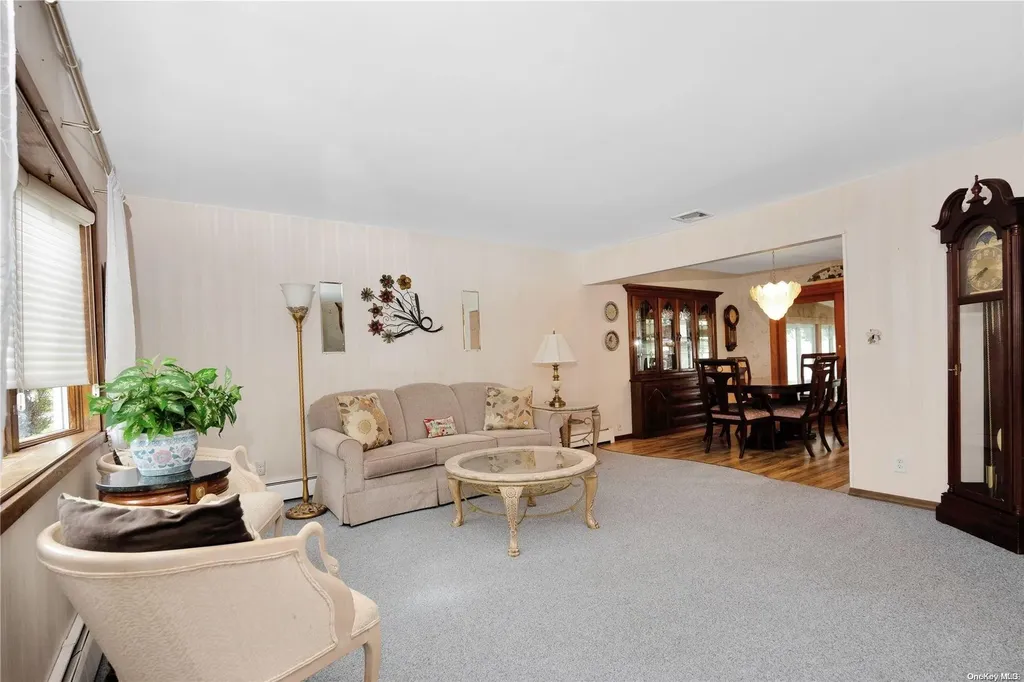 189 Siegel Boulevard Babylon NY 11702