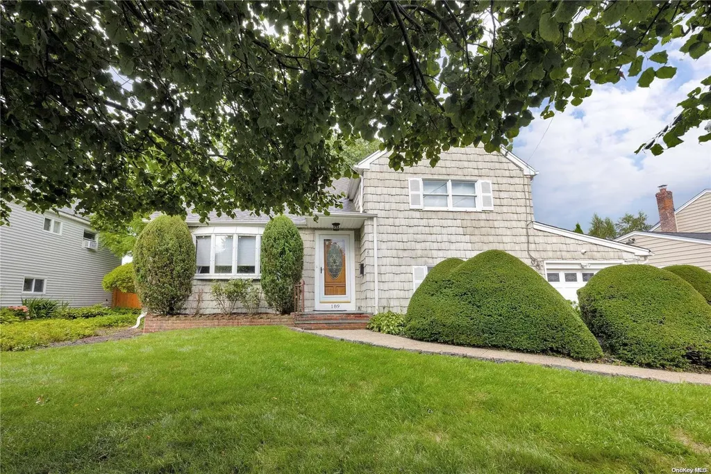 189 Siegel Boulevard Babylon NY 11702
