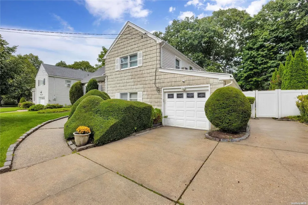 189 Siegel Boulevard Babylon NY 11702
