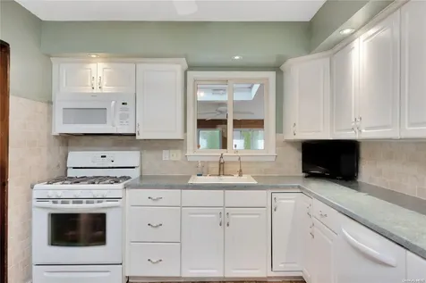 189 Siegel Boulevard Babylon NY 11702
