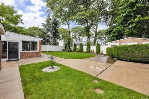 189 Siegel Boulevard Babylon NY 11702
