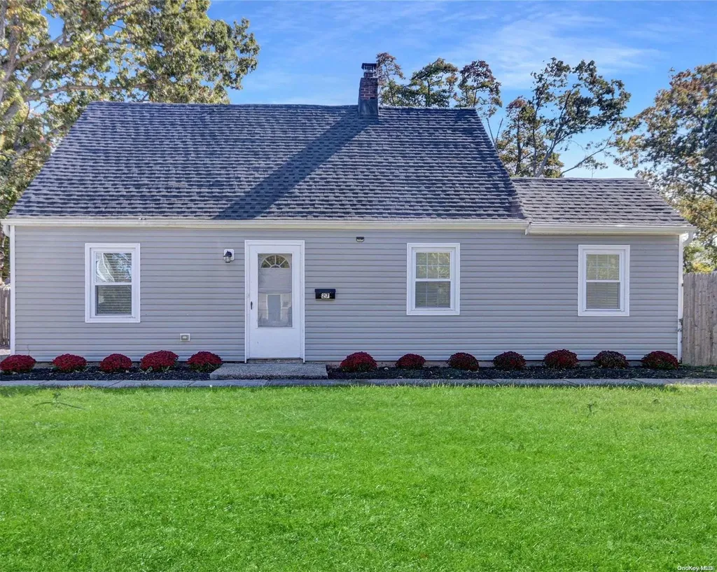 27 E Halley Lane Central Islip NY 11722