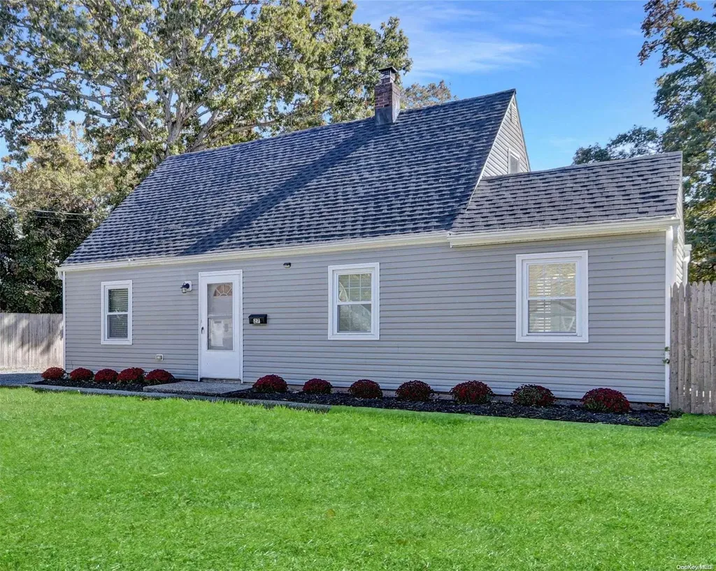 27 E Halley Lane Central Islip NY 11722