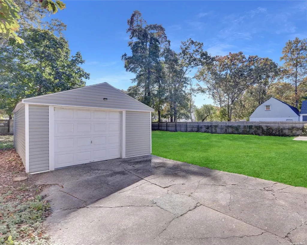 27 E Halley Lane Central Islip NY 11722