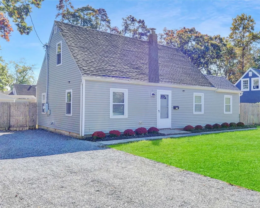 27 E Halley Lane Central Islip NY 11722