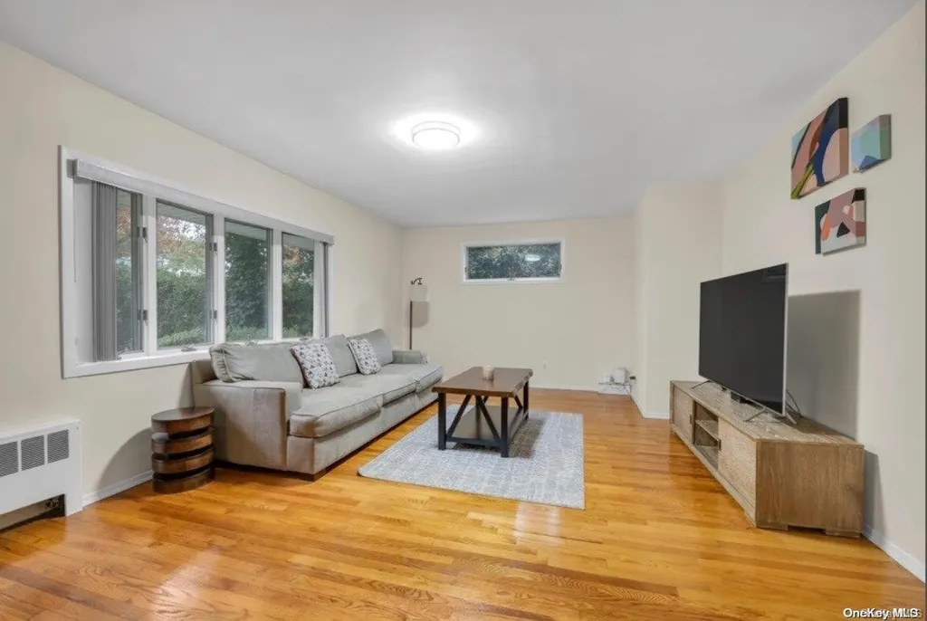 81 Hilldale Road Albertson NY 11507