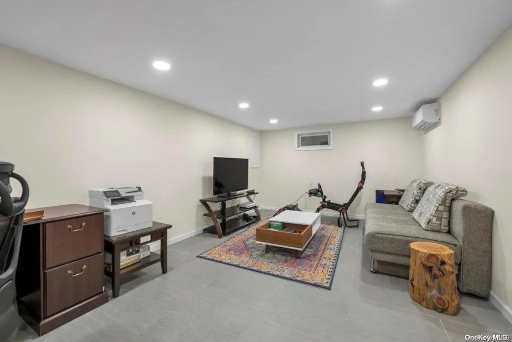 81 Hilldale Road Albertson NY 11507