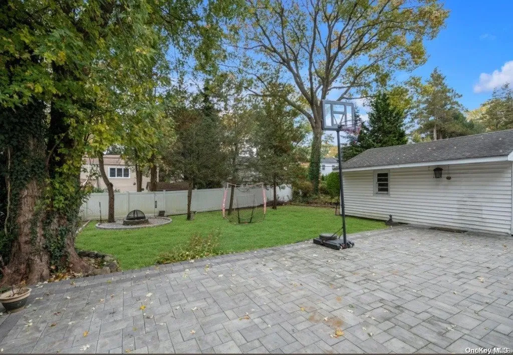 81 Hilldale Road Albertson NY 11507
