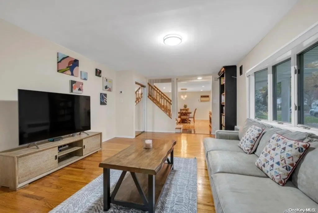 81 Hilldale Road Albertson NY 11507