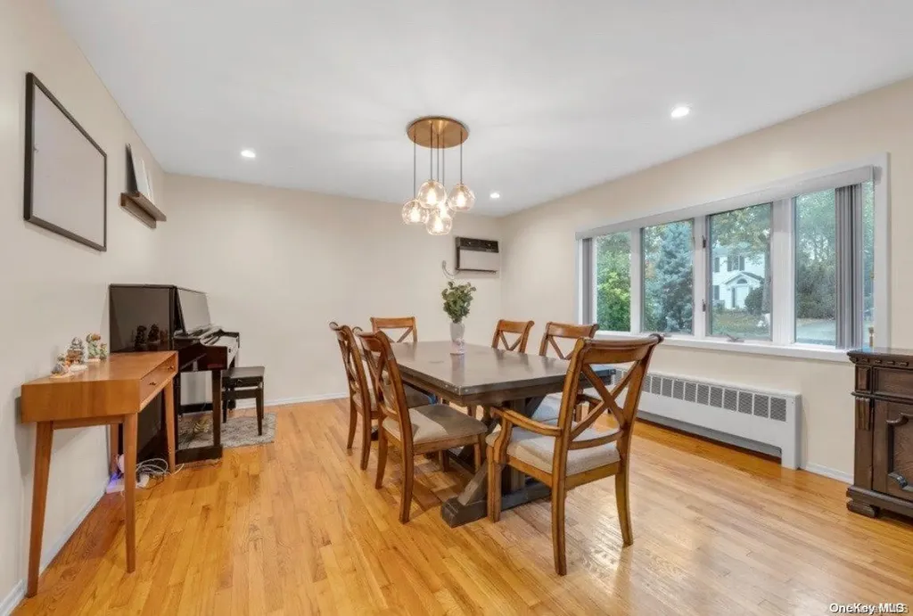 81 Hilldale Road Albertson NY 11507