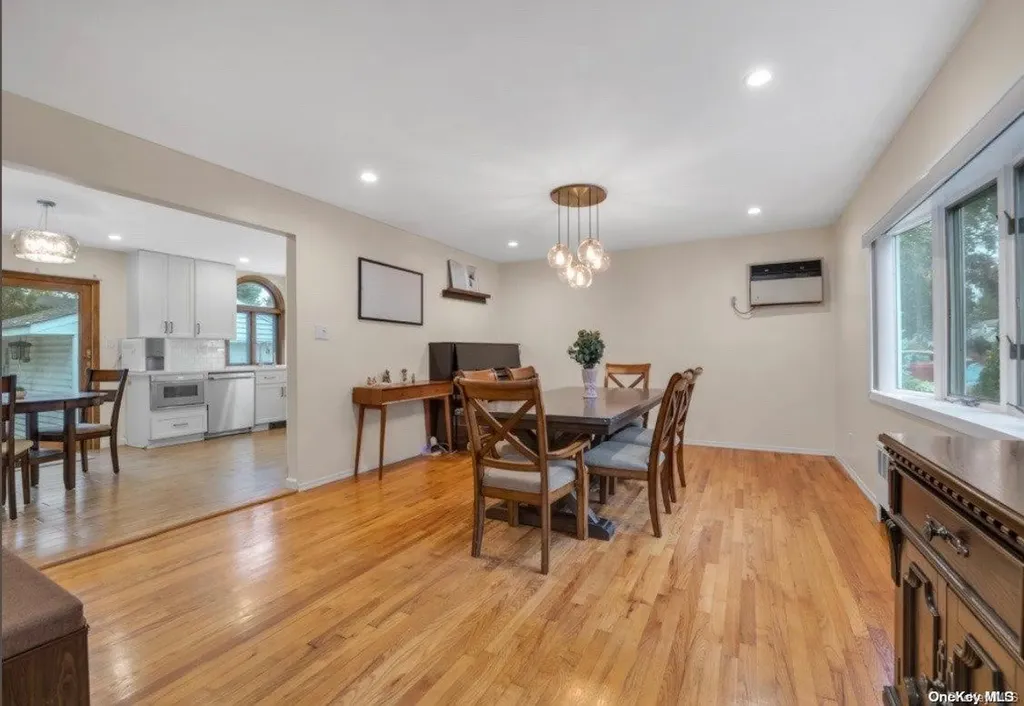 81 Hilldale Road Albertson NY 11507