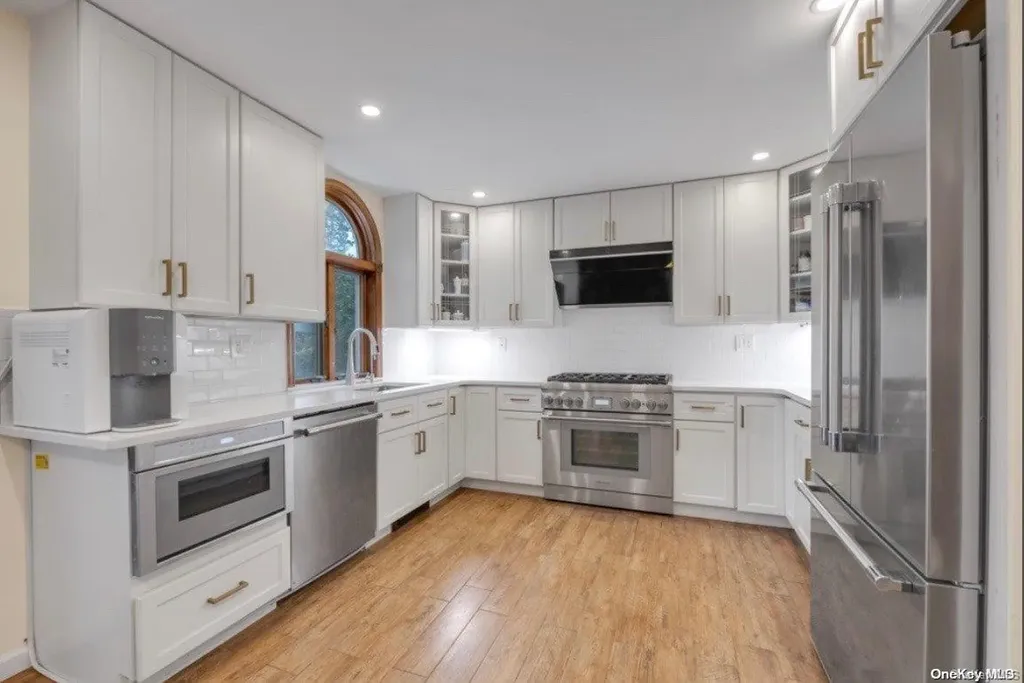 81 Hilldale Road Albertson NY 11507