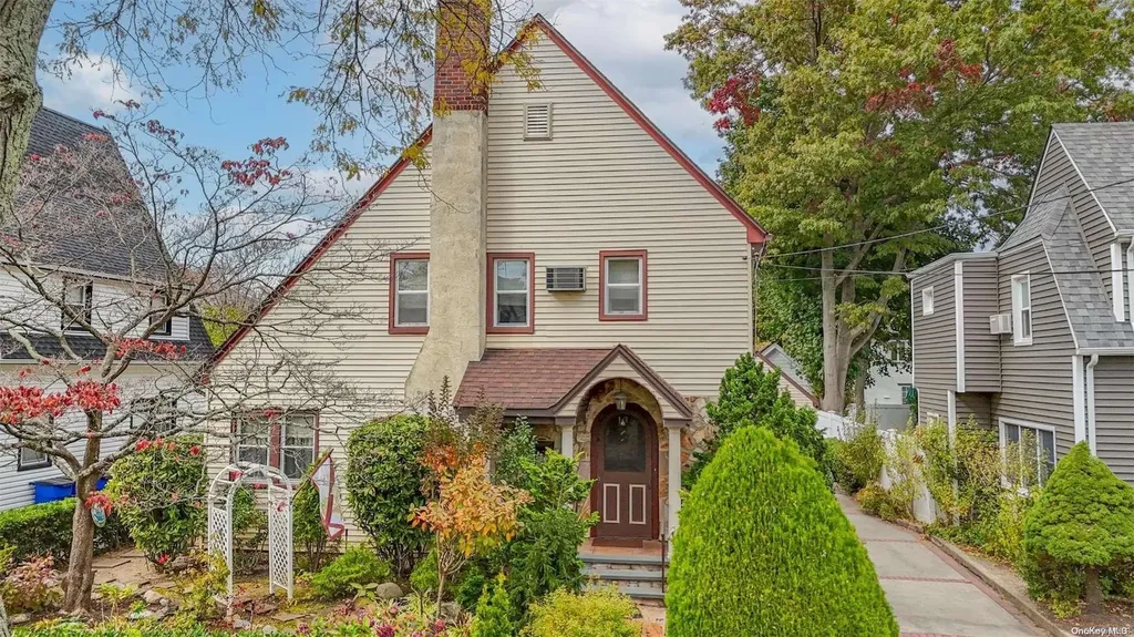 1534 Moffitt Avenue Hewlett NY 11557