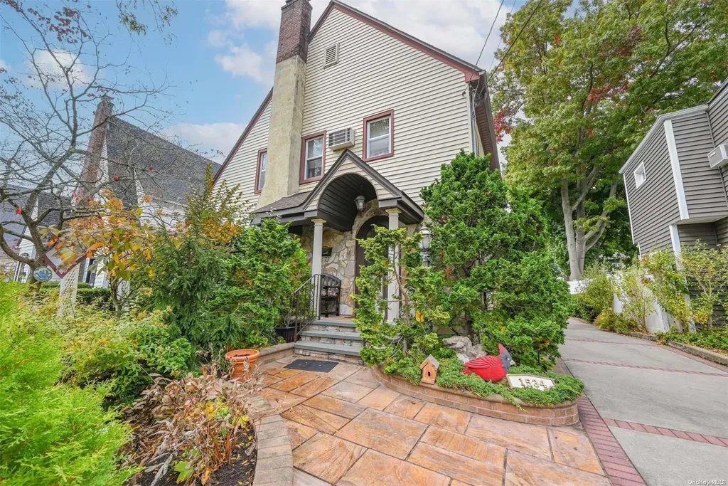 1534 Moffitt Avenue Hewlett NY 11557