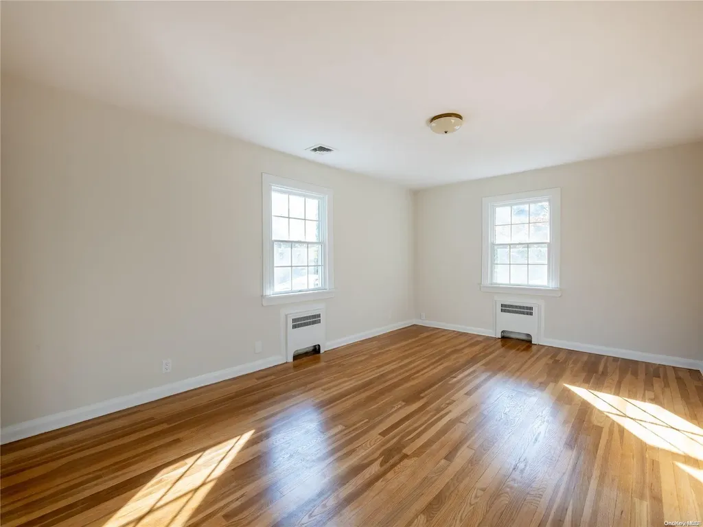 22 Shorehaven Lane Manhasset NY 11030