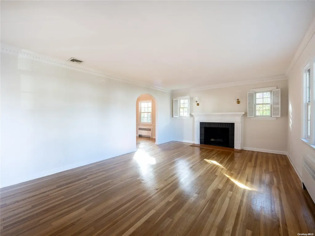 22 Shorehaven Lane Manhasset NY 11030