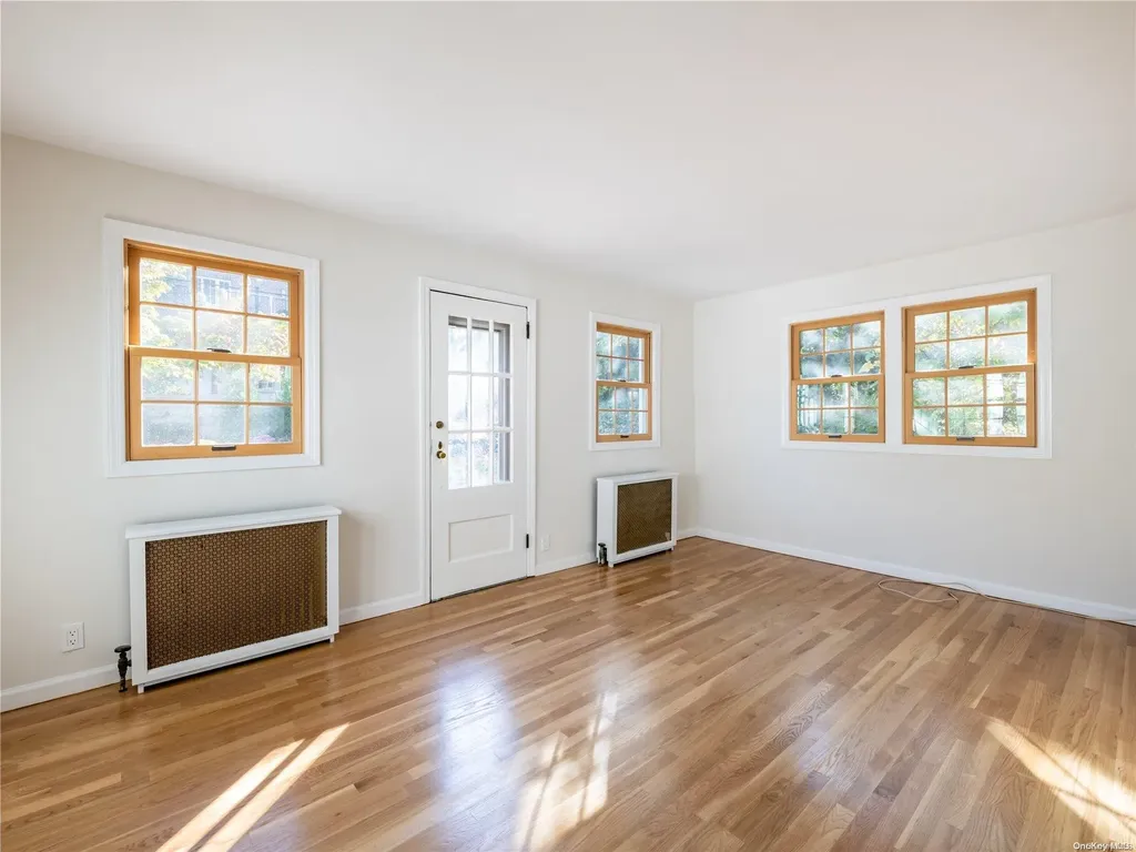22 Shorehaven Lane Manhasset NY 11030