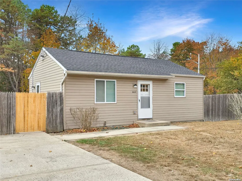 662 Hoffman Avenue Bellport NY 11713