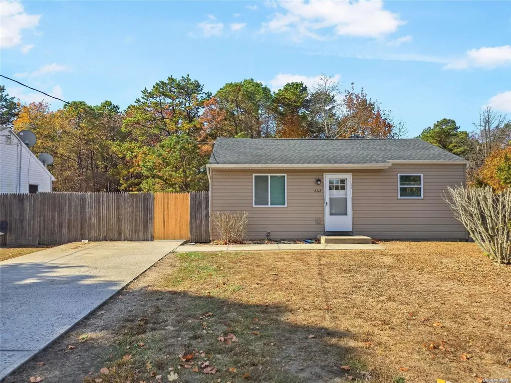 662 Hoffman Avenue Bellport NY 11713