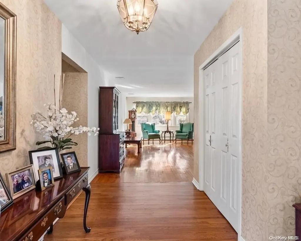 4 Tween Court Saint James NY 11780