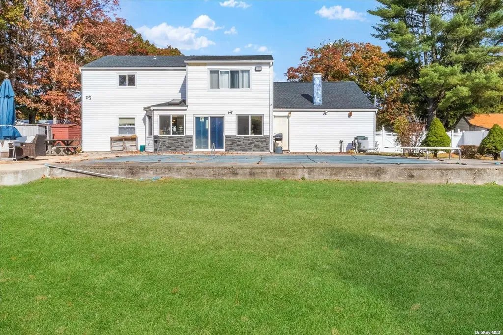 12 Hale Lane Coram NY 11727
