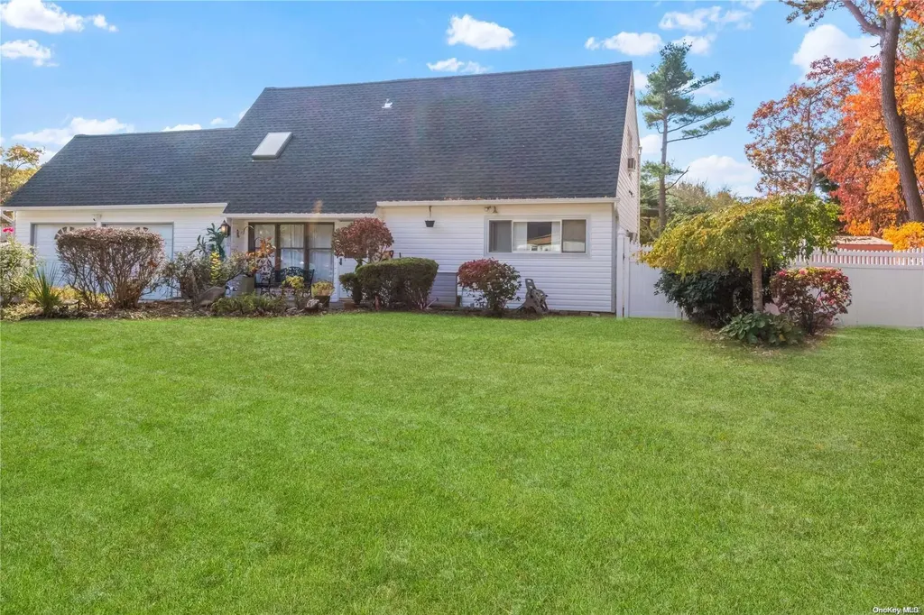 12 Hale Lane Coram NY 11727
