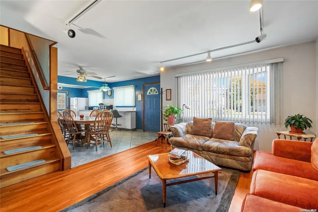 28 Doncaster Avenue West Islip NY 11795
