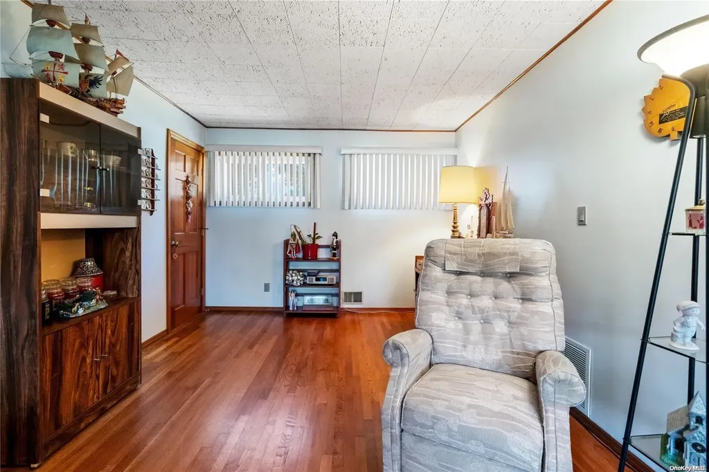 28 Doncaster Avenue West Islip NY 11795