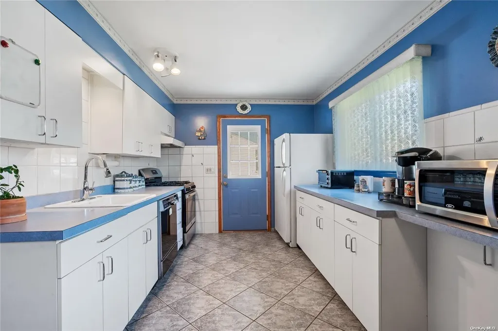 28 Doncaster Avenue West Islip NY 11795