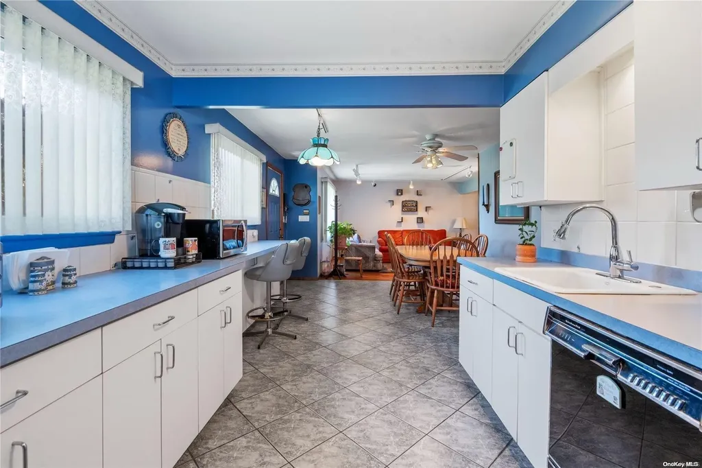 28 Doncaster Avenue West Islip NY 11795