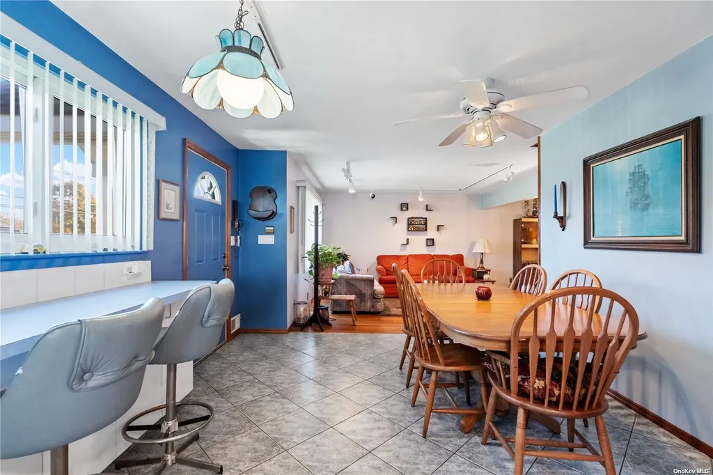28 Doncaster Avenue West Islip NY 11795