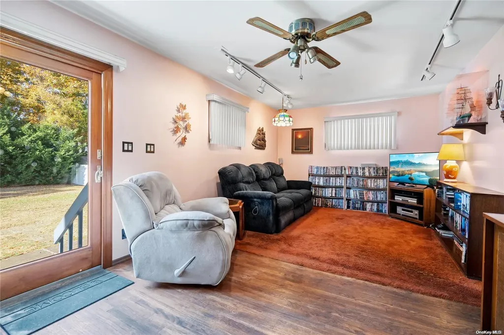 28 Doncaster Avenue West Islip NY 11795