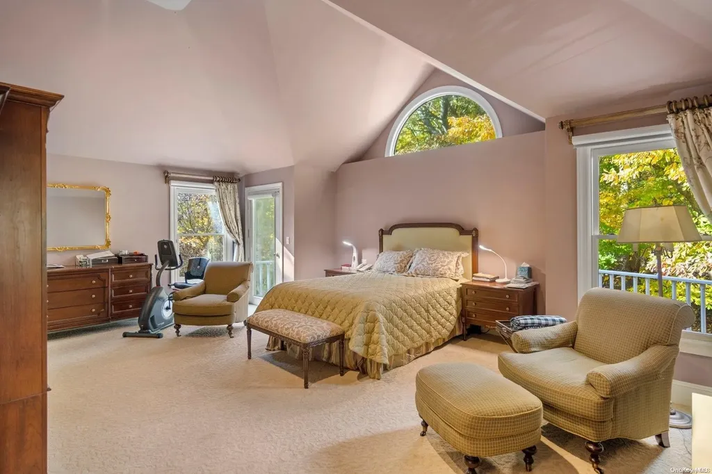 10 E Gate Lane Setauket NY 11733