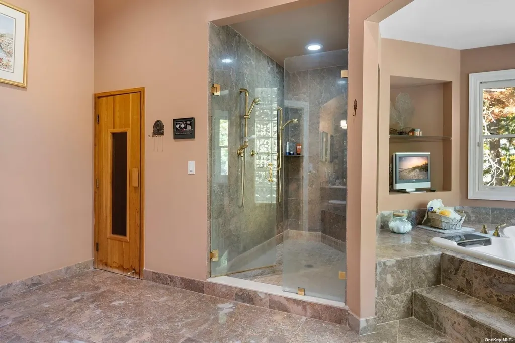10 E Gate Lane Setauket NY 11733