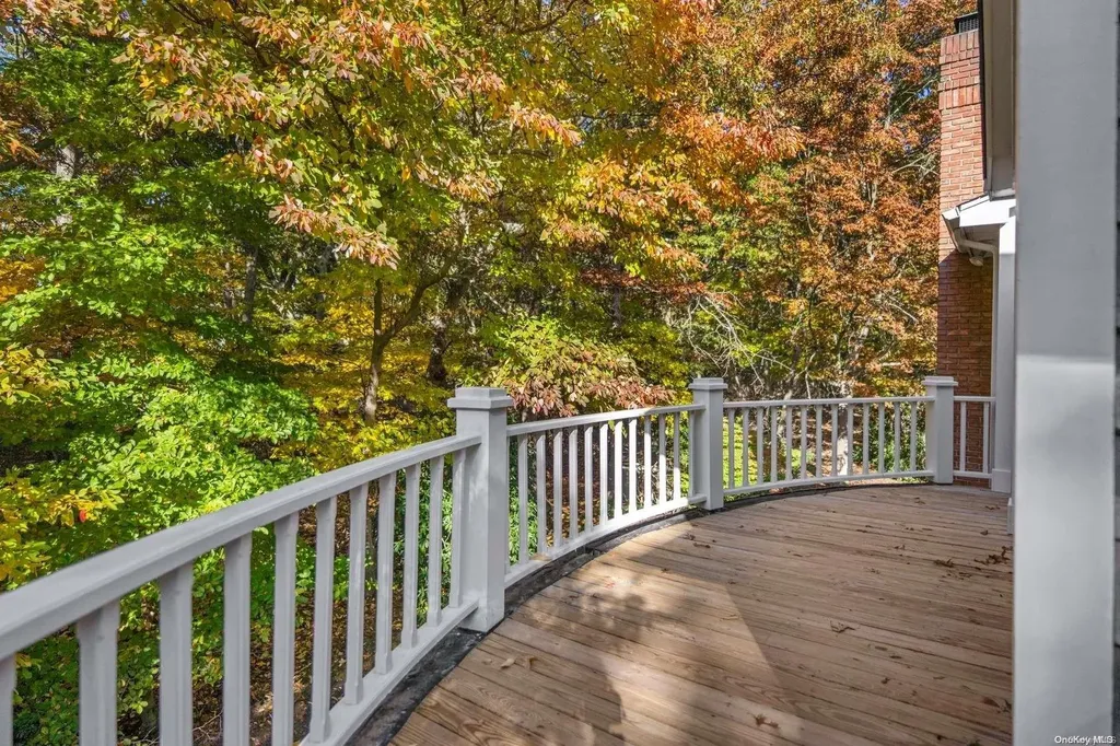 10 E Gate Lane Setauket NY 11733