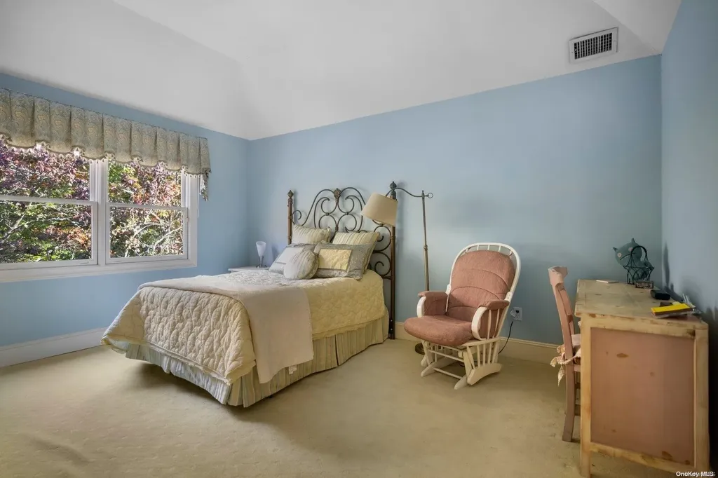 10 E Gate Lane Setauket NY 11733