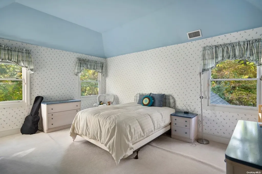 10 E Gate Lane Setauket NY 11733