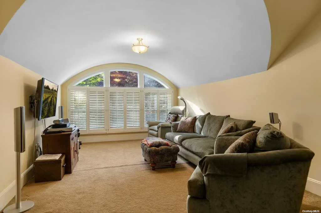 10 E Gate Lane Setauket NY 11733