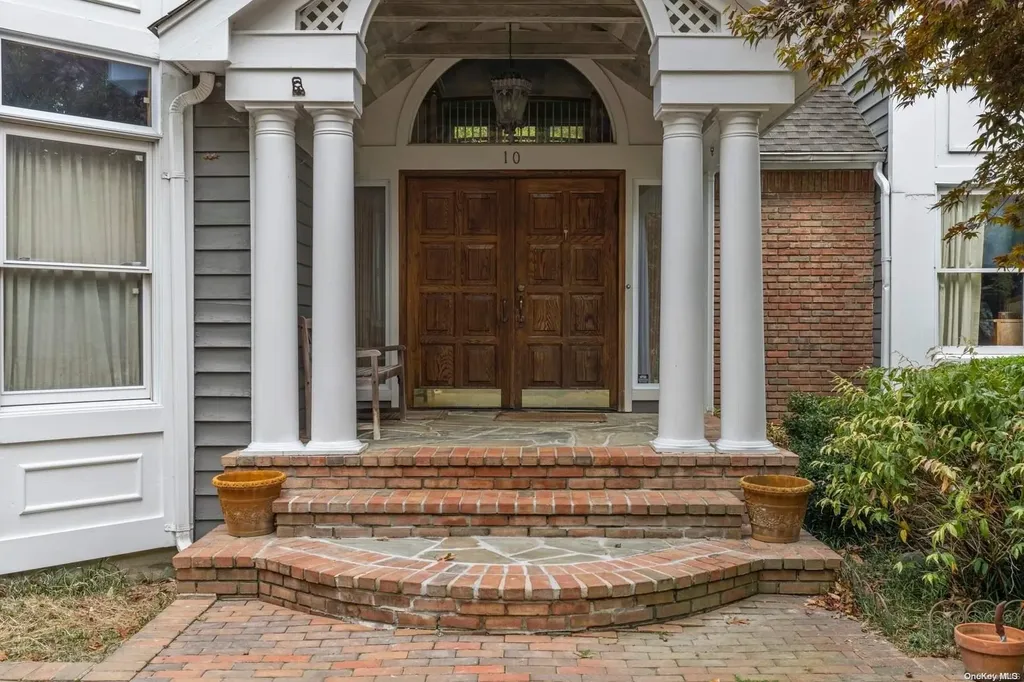 10 E Gate Lane Setauket NY 11733