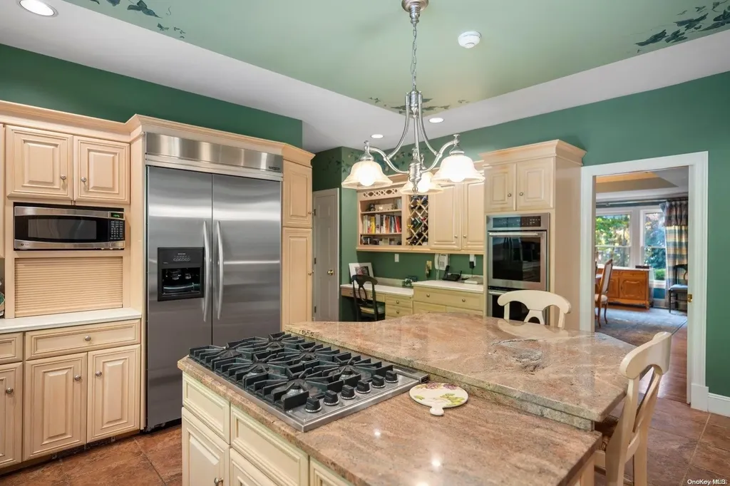 10 E Gate Lane Setauket NY 11733