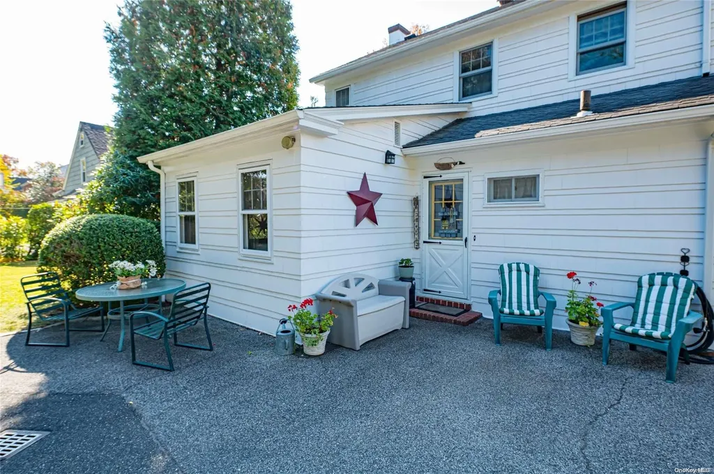 18 School Street East Williston NY 11596