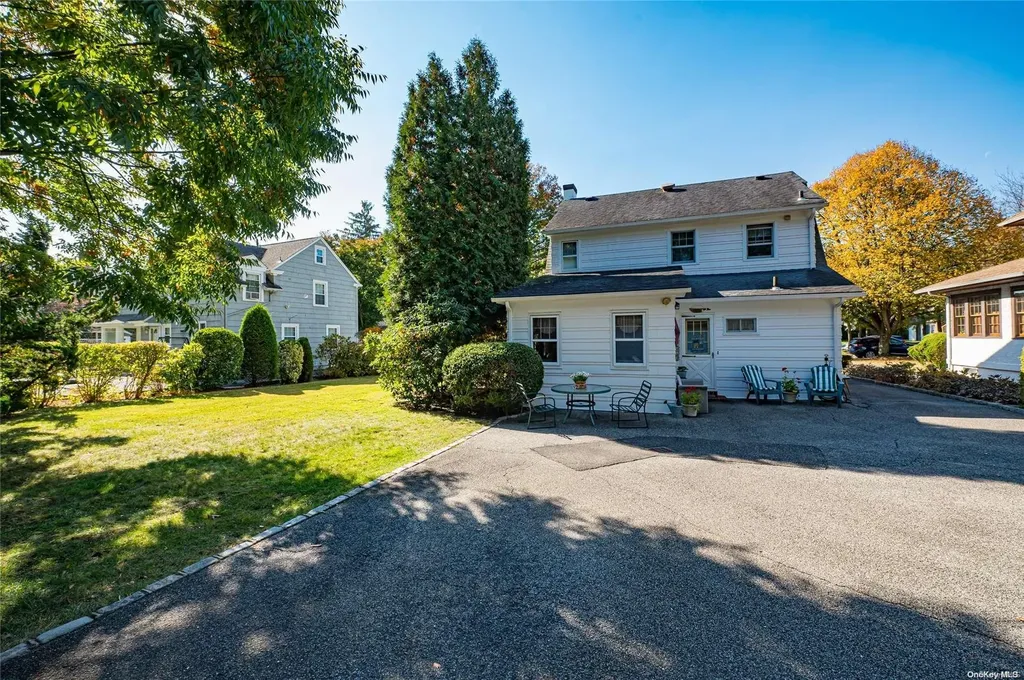 18 School Street East Williston NY 11596
